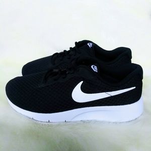 nike women's wide sneakers